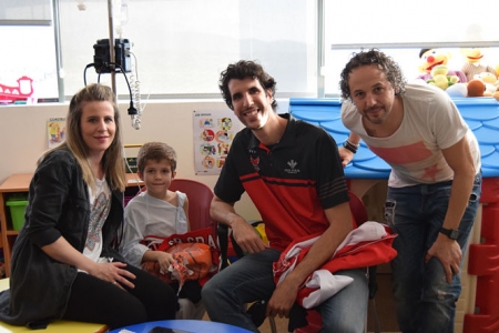 Sergio Olmos con uno de los niños ingresados (FUNDACIÓN CB GRANADA) Sergio Olmos con uno de los niños ingresados (FUNDACIÓN CB GRANADA)