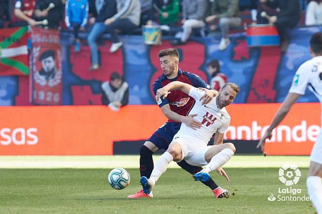 Soldado se fajó con la, defensa pamplonica (GRANADA CF) 