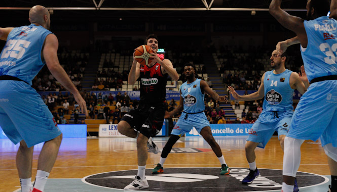 Joan Pardina intenta anotar en la zona (PHOTOGRAPHERS SPORTS) 
