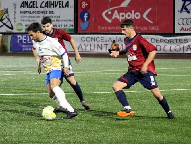 Del Moral con el balón perseguido por dos jugadores del Alhaurín (MIGUEL JAIMEZ) 