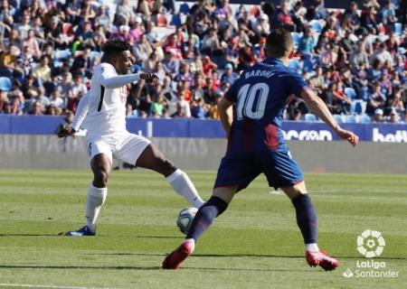 Eteki ocupó la baja de Yangel Herrera en la medular (LA LIGA)