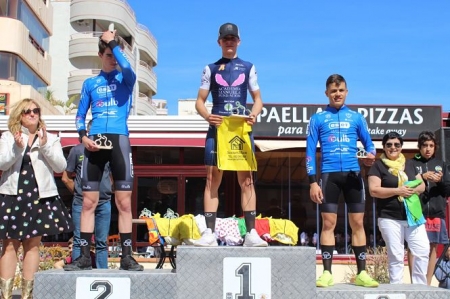 Álex Tapia en el podium (MANUELA FUNDACIÓN)