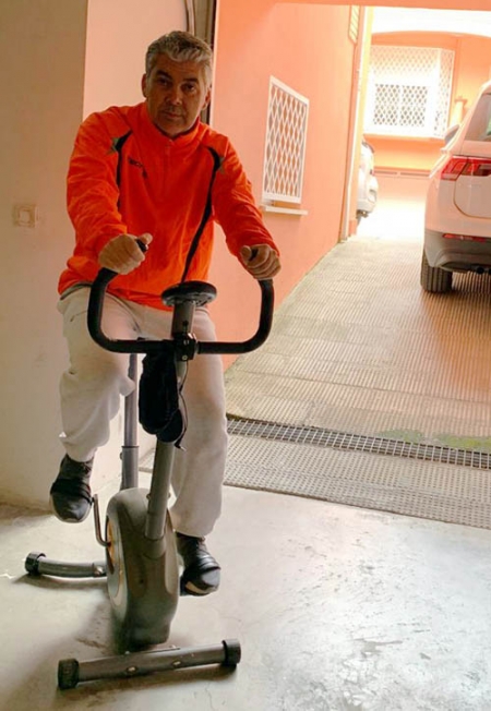 Joseba Aguado realiza ejercicio en su bicicleta estática (GRJ)