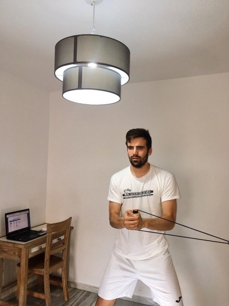 Unai Etxebarria realiza ejercicios en casa (GRANADA CF) Unai Etxebarria realiza ejercicios en casa (GRANADA CF)