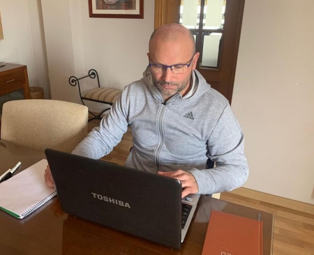 Thierry Pérez trabajando desde casa (GRJ) Thierry Pérez trabajando desde casa (GRJ)