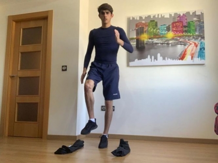 Arnau realiza ejercicios en casa (GRANADA CF) Arnau realiza ejercicios en casa (GRANADA CF)