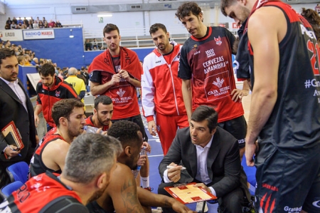 Pablo Pin da instrucciones durante un partido de la temporada (PHOTOGRAPHERS SPORTS) 