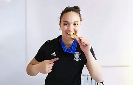 María Valenzuela con la medalla conseguida por la Selección española Sub17 (GRANADA CF) María Valenzuela con la medalla conseguida por la Selección española Sub17 (GRANADA CF)