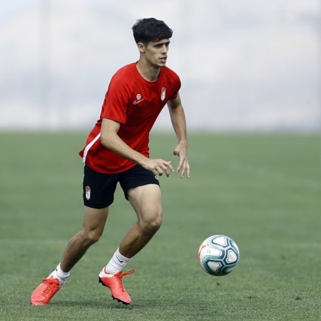 Pepe durante un entrenamiento con el Recreativo (GRANADA CF) Pepe durante un entrenamiento con el Recreativo (GRANADA CF)