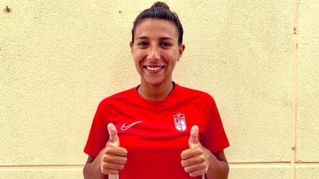 Pamela González ya posa con la camiseta del Granada (GRANADA CF) Pamela González ya posa con la camiseta del Granada (GRANADA CF)