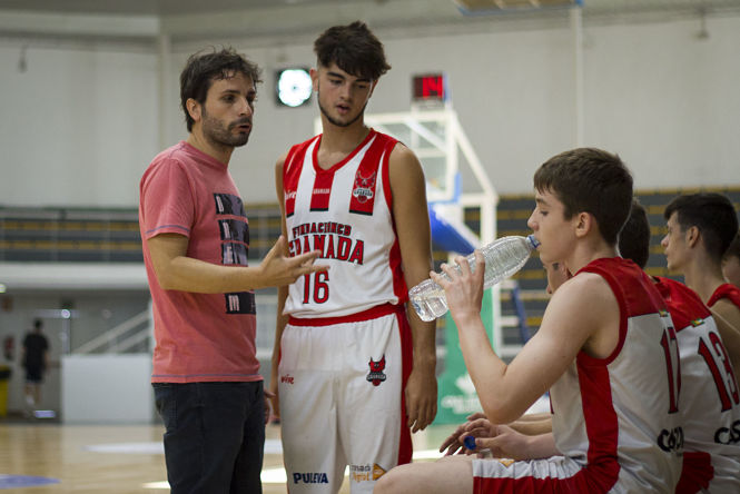 Samu Gómez durante un partido con el cadete (FUNDACIÓN CB GRANADA)
