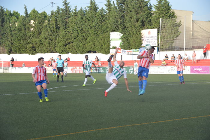 El jugador del Deifontes Adri, en el momento de anotar el primer gol de su equipo (LÁZARO)