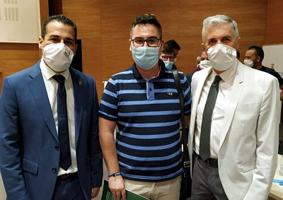 Manolo Écija, en el centro, junto a Pablo Lozano, presidente de la RFAF, y José Manuel Molina Maza, delegado de Granada en la RFAF. Manolo Écija, en el centro, junto a Pablo Lozano, presidente de la RFAF, y José Manuel Molina Maza, delegado de Granada en la RFAF.