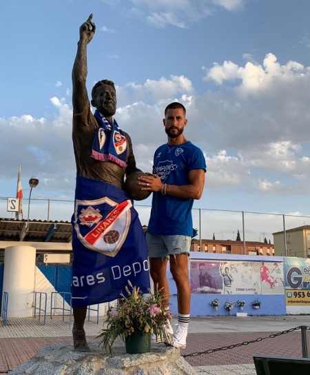 Jonathan Rosales posa junto a la estatua de Fran Carles en Linarejos (LINARES DEPORTE) Jonathan Rosales posa junto a la estatua de Fran Carles en Linarejos (LINARES DEPORTE)