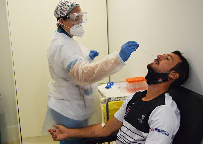 Realizaqción del test PCR a Lluís Costa (FUNDACIÓN CB GRANADA)