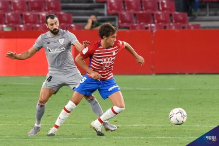 Luis Milla, debutante en Primera División, en una acción del encuentro ante el Athletic Club (JOSÉ M. BALDOMERO)