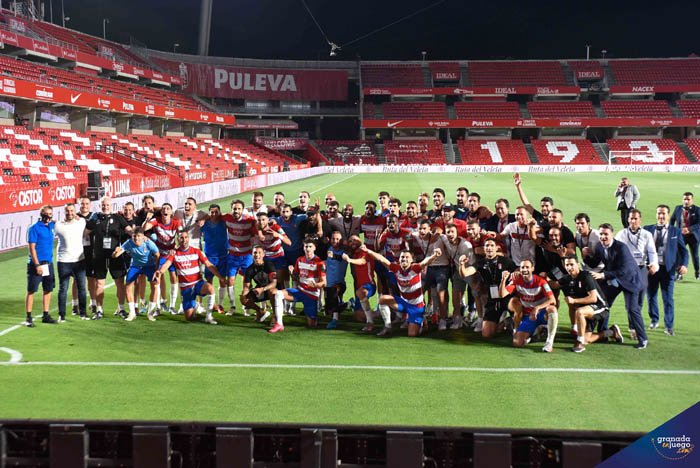 Los jugadores, cuerpo técnico y directivos celebraron la clasificación europea tras golear al Athletic Club (JOSÉ M.BALDOMERO)