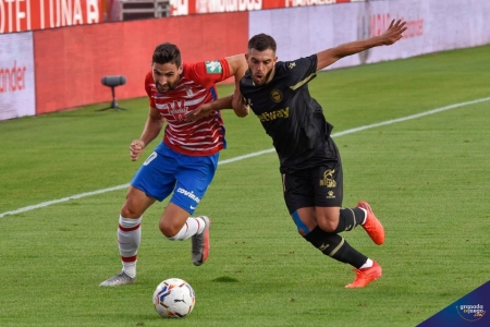 Antonio Puertas pugna con Laguardia para hacerse con el bal (JOSÉ M. BALDOMERO)