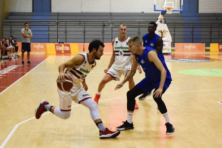 Lluís Costa busca la penetración (FUNDACIÓN CB GRANADA) Lluís Costa busca la penetración (FUNDACIÓN CB GRANADA)
