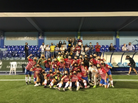 El plantel del Granada Femenino celebra la clasificación al final del partido (GCF)