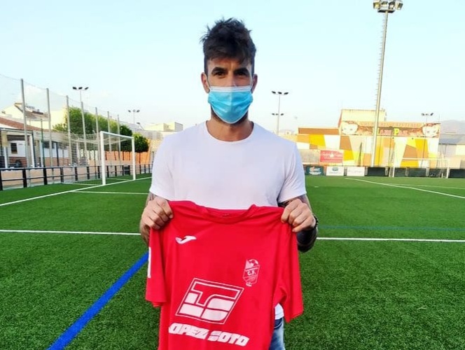 Jorge Moreno posa con la camiseta de su nuevo club (CHURRIANA CF)