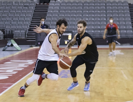 Lluís Costa durante un entrenamiento con el Covirán Granada (FUNDACIÓN CB GRANADA) 