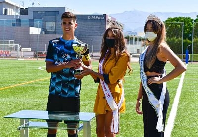 Dani Albiar, capitán del Almería B, posa con el trofeo junto a Luisa Malz y Ana Ros (M. PÉREZ / FC CUBILLAS)