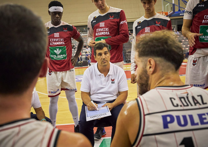 Pablo Pin da instrucciones durante un partido de pretemporada (FERMÍN RODRÍGUEZ / FUNDACIÓN CB GRANADA)