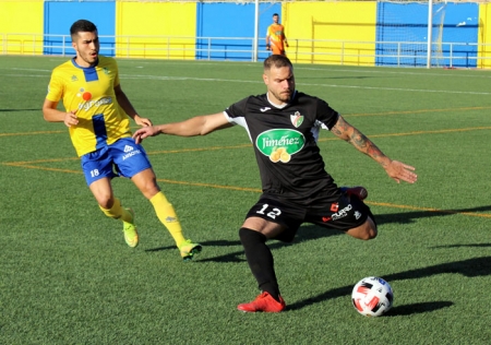Juan Carlos Morales golpea el balón perseguido por Álex Casado (PACO CASTILLO) Juan Carlos Morales golpea el balón perseguido por Álex Casado (PACO CASTILLO)