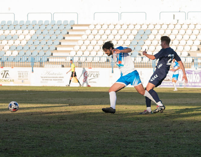El local Ramiro intenta marcharse del malagueño Roberto (SEMANARIO MUCHO DEPORTE)