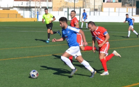 Linares persigue a un jugador norteafricano (EL FARO DE MELILLA) Linares persigue a un jugador norteafricano (EL FARO DE MELILLA)