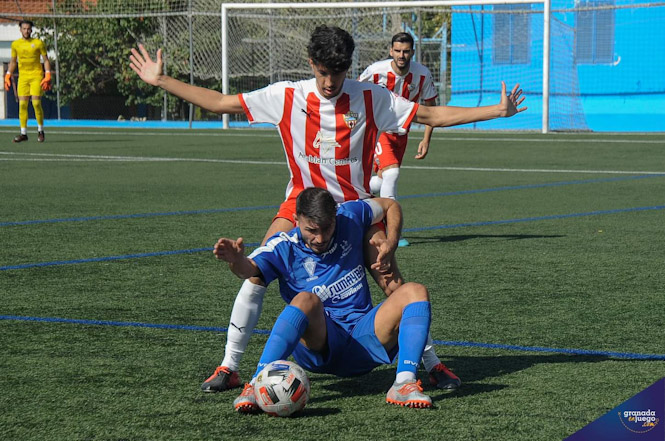Luis Enrique protege el balón ante un jugador almeriense (JOSÉ M. BALDOMERO) 