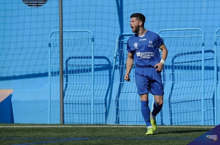 Jorge Bolívar celebra el primer gol del Maracena (JOSÉ M. BALDOMERO) 