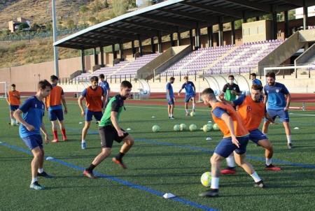 Los lojeños en un entrenamiento en el estadio Medina Lauxa (PACO CASTILLO) Los lojeños en un entrenamiento en el estadio Medina Lauxa (PACO CASTILLO)