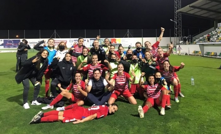 Las jugadoras rojiblancas celebraron por todo lo alto el triunfo tras la finalización del choque (GCF)