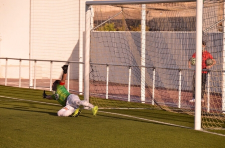 Rubén no pudo detener el penalti al Begijar (ARENAS DE ARMILLA) Rubén no pudo detener el penalti al Begijar (ARENAS DE ARMILLA)