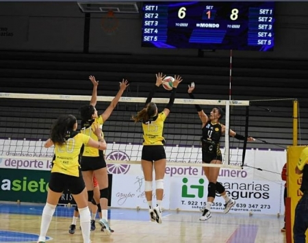 Una jugadora atarfeña realiza un remate (CDU ATARFE) Una jugadora atarfeña realiza un remate (CDU ATARFE)