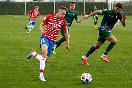 Migue García avanza con el balón en el encuentro ante el Córdoba (GRANADA CF) Migue García avanza con el balón en el encuentro ante el Córdoba (GRANADA CF)