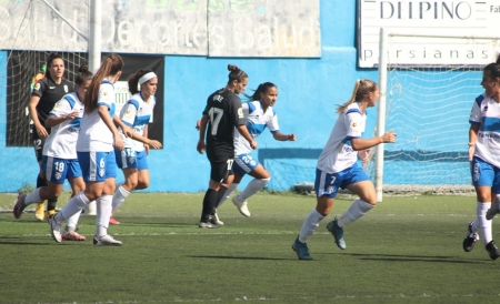 Las jugadoras del Tenerife, corriendo para volver a sacar de centro tras el primer gol de Ainhoa, ante la frustración de las granadinistas (UDG TENERIFE)