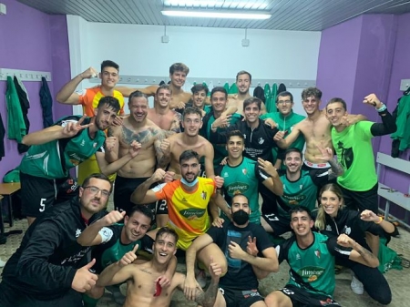 El Huétor Vega celebró la victoria en vestuarios (CD HUÉTOR VEGA) El Huétor Vega celebró la victoria en vestuarios (CD HUÉTOR VEGA)