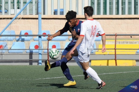 Anisel pugna con un jugador msrteño (JOSÉ M. BALDOMERO) 