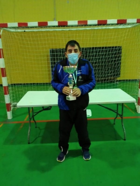José Antonio Molinero posa con su trofeo (DIPUTACIÓN) José Antonio Molinero posa con su trofeo (DIPUTACIÓN)