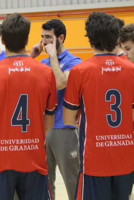 Javi Rodríguez da instrucciones a sus jugadores (DEPORTES UGR) 