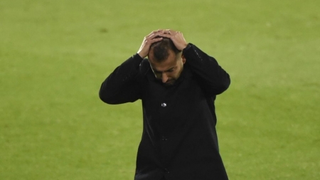 Diego Martínez se lamenta de una acción durante el choque de ayer en `Balaídos´ (AFP) Diego Martínez se lamenta de una acción durante el choque de ayer en `Balaídos´ (AFP)