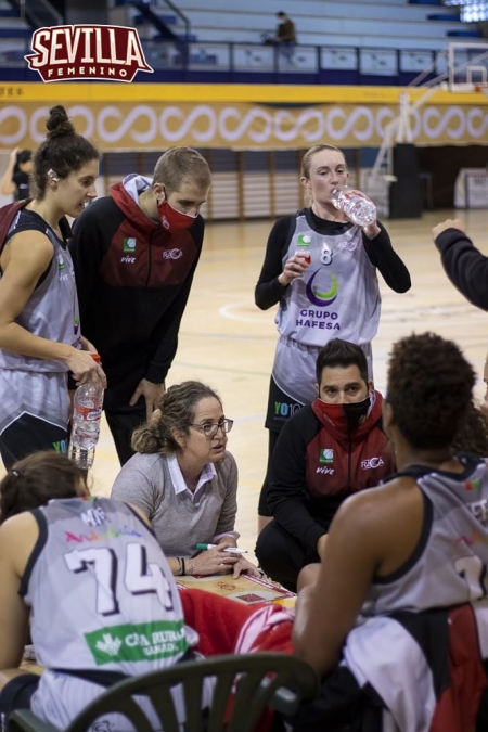 Maribel Píñar da instrucciones durante un tiempo muerto (CB SEVILLA FEMENINO) 