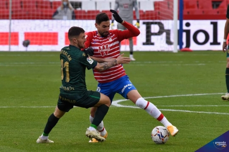 Antonio Puertas en una acción del encuentro ante Huesca (BALDOMERO) Antonio Puertas en una acción del encuentro ante Huesca (BALDOMERO)