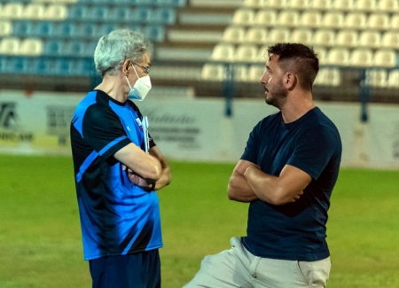 Miguel Novo, entrenador del Motril, conversa con Viti, director deportivo (VICENTE GARCÍA) Miguel Novo, entrenador del Motril, conversa con Viti, director deportivo (VICENTE GARCÍA)