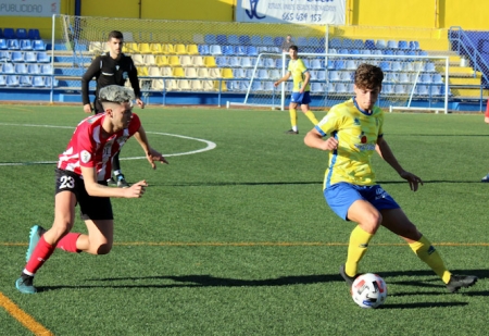 Dani Carrillo controla el balón ante Burgos (PACO CASTILLO) Dani Carrillo controla el balón ante Burgos (PACO CASTILLO)
