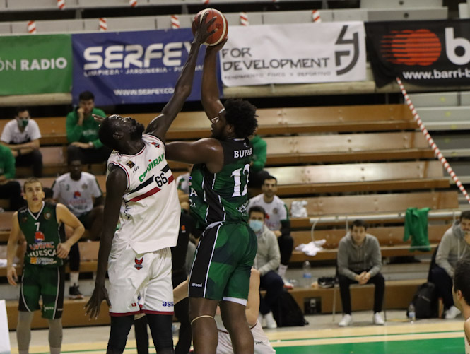 Bamba Fall pone un tapón a Butler (FUNDACIÓN CB GRANADA)