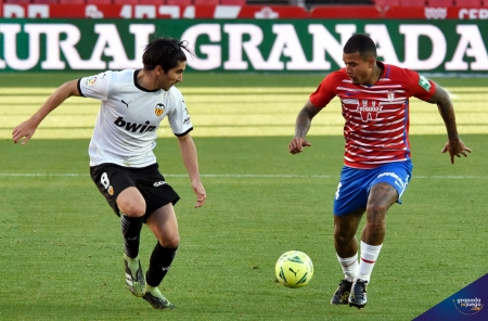 Kenedy fue uno de los jugadores más incisivos del Granada (JOSÉ M. BALDOMERO)